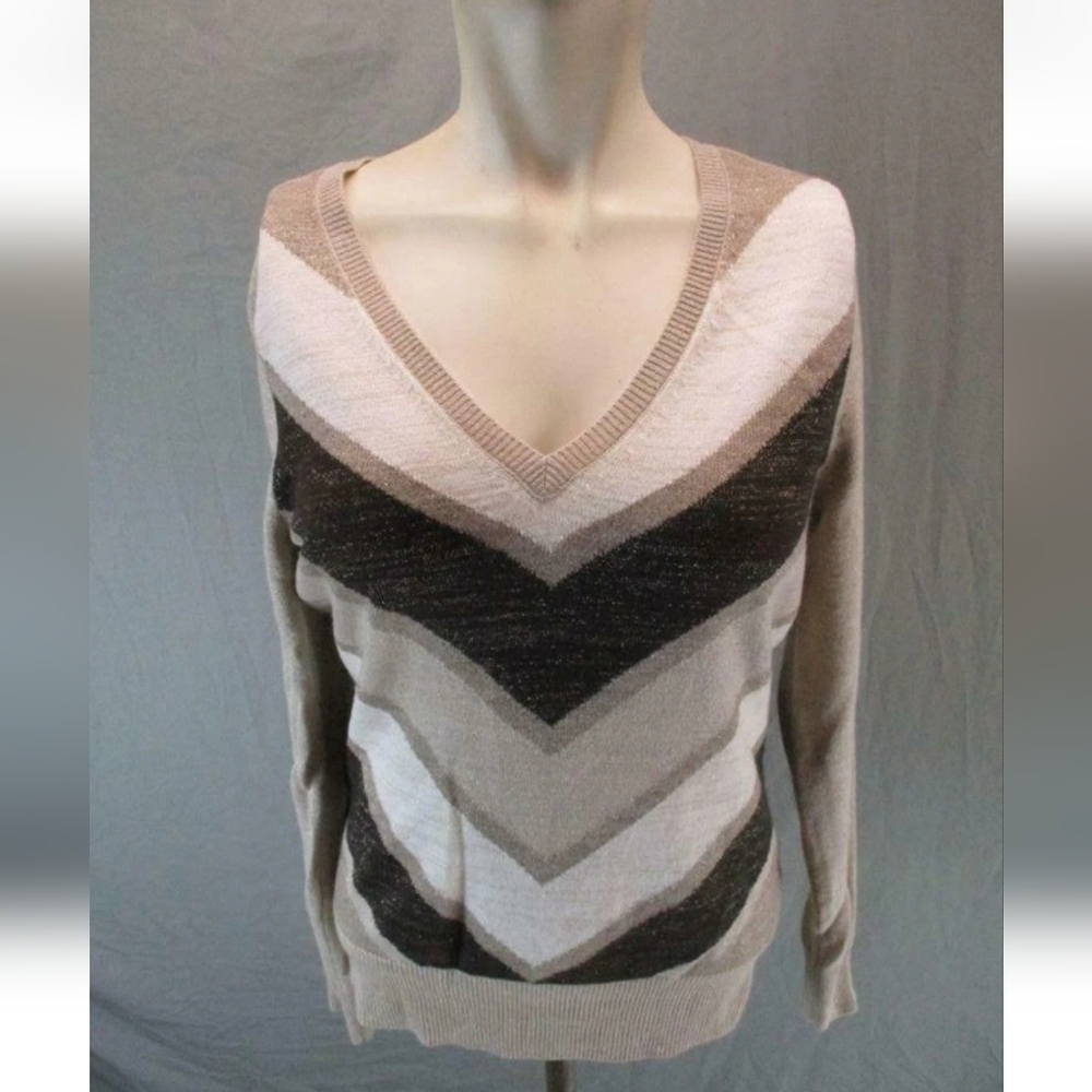 New York & Co Size M Womens Beige Long Sleeve V-Neck Knitted Pullover Top .